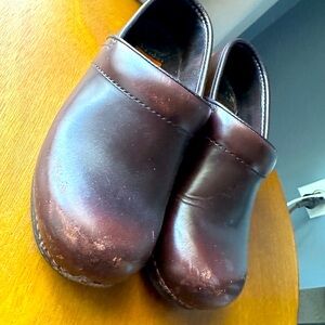 Dansko XP size 35 brown Professional clogs. Some scuff marks to front of shoes.